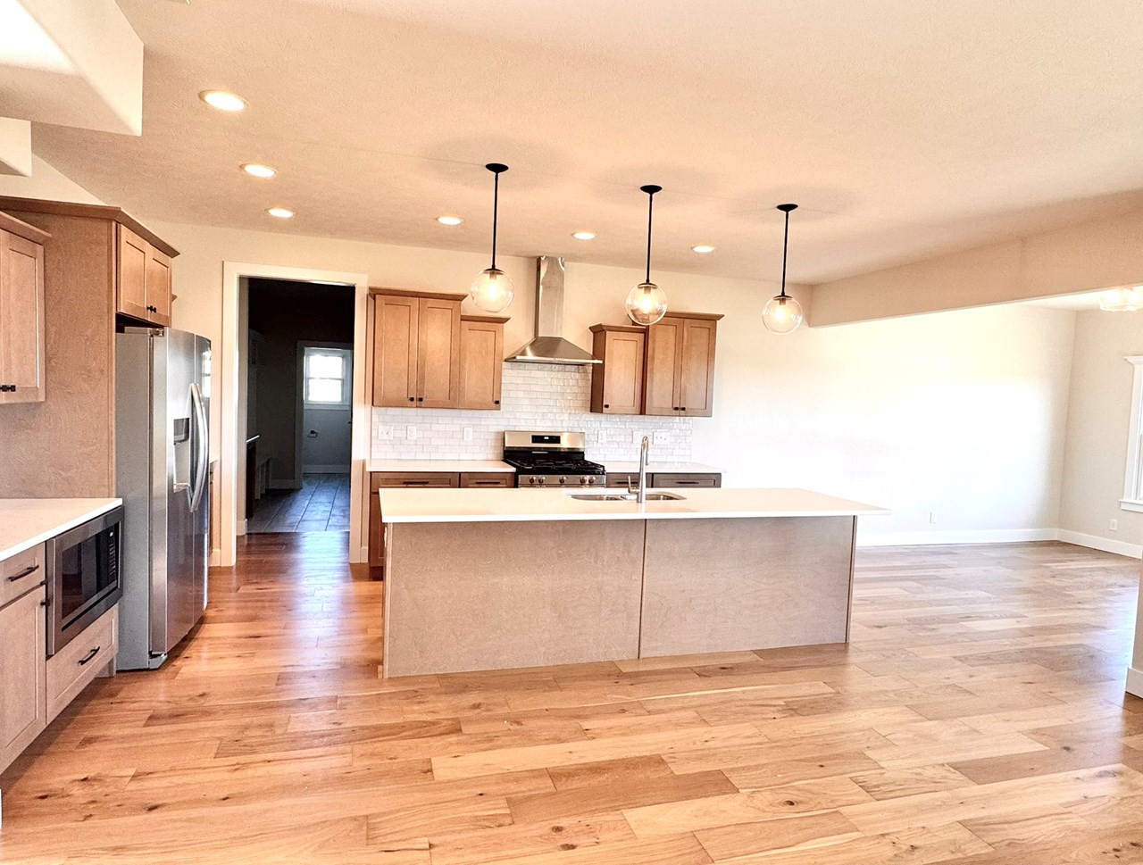 kitchen w/dining area